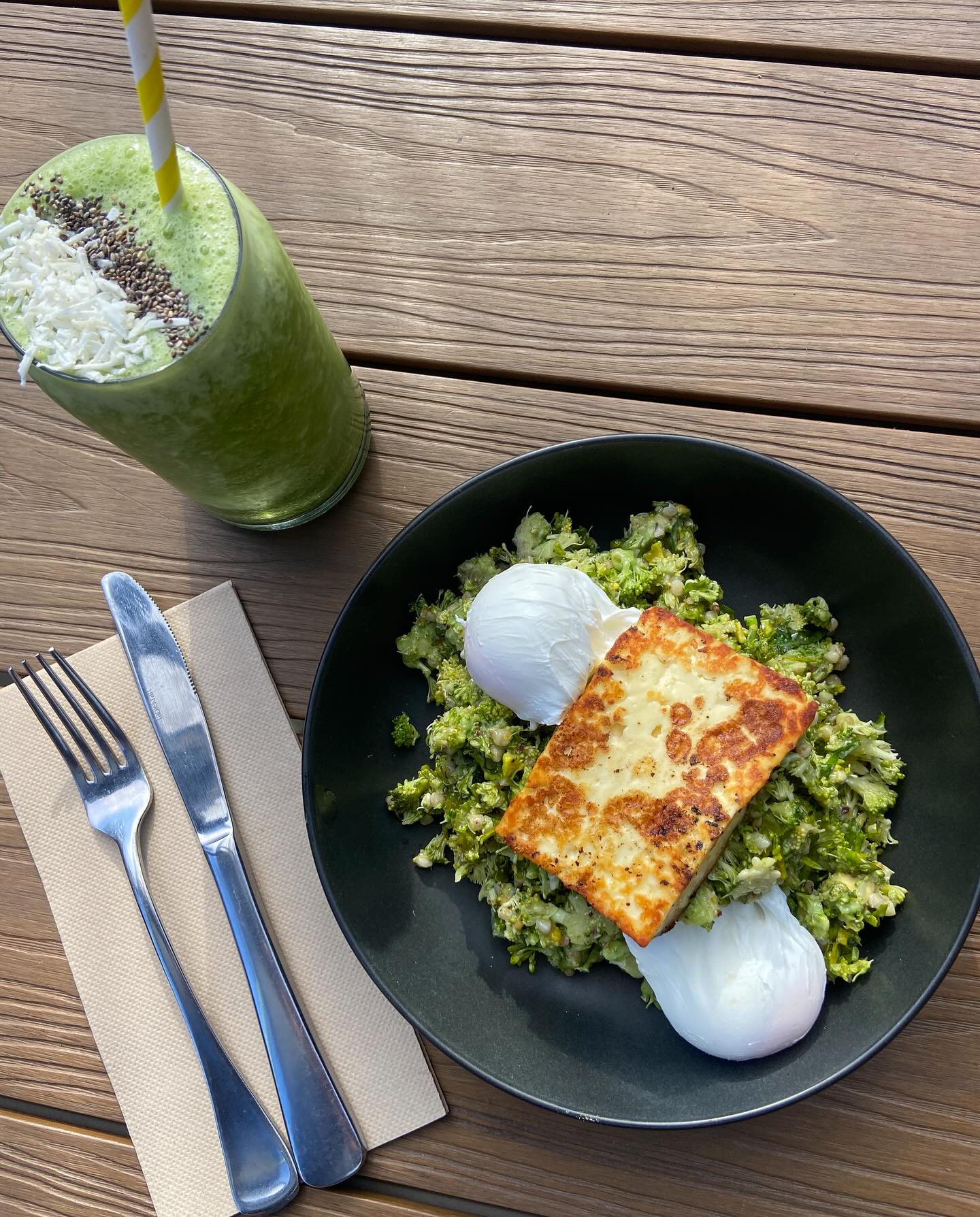 Lunch time! Tuck into our Feeling Green w Halloumi + Green Glow Smoothie π±π₯π